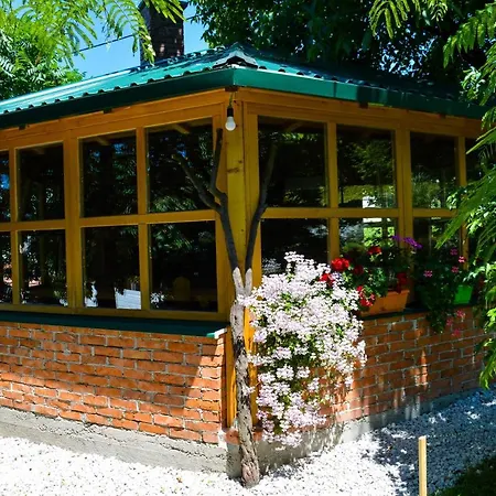Bosnian Chalet 木屋 *